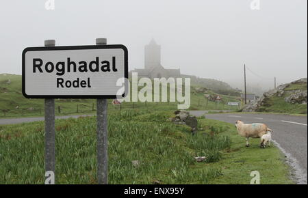 Zweisprachige Rodel unterzeichnen und St clements Kirche Isle of Harris Schottland Mai 2014 Stockfoto