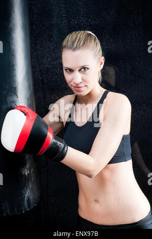 Boxing Training Frau in schwarzen halten Boxsack Stockfoto