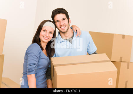Umzug nach Hause junges Paar Kartons tragen Stockfoto