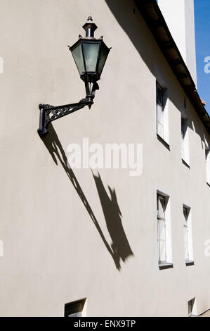 Alte Laterne an der Wand Stockfoto