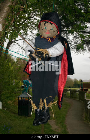 Vogelscheuche der Literatur- und Film Figur Harry Potter, Frensham Scarecrow Festival 2015, in der Nähe von Farnham, Surrey, UK. Stockfoto