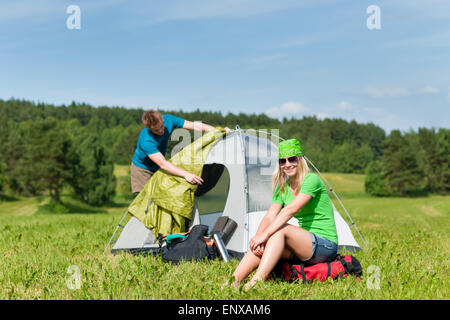 Camping paar Aufbau Zelt sonnige Landschaft Stockfoto