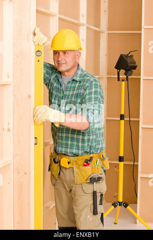 Reifen Profi Handwerker mit Wasserwaage Stockfoto