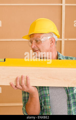 Reifen Profi Handwerker mit Wasserwaage Stockfoto