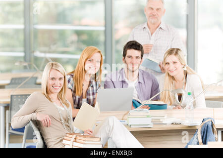 Gruppe von Gymnasiasten mit Reife Lehrer Stockfoto