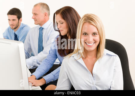 Business-Team gerne in der Schlange hinter Tisch sitzen Stockfoto