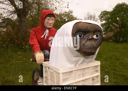 Vogelscheuche der Filmfigur ET, Frensham Scarecrow Festival 2015, Frensham, in der Nähe von Farnham, Surrey, UK. Stockfoto