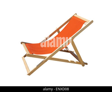 Orange Lounge-Sessel aus Holz und Gewebe isoliert auf weiss. Stockfoto