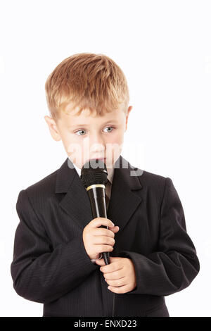 Kleiner Junge singt etwas mit einem Mikrofon in der hand Stockfoto