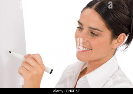 Glücklich Geschäftsfrau zu leeren Flipchart schreiben Stockfoto