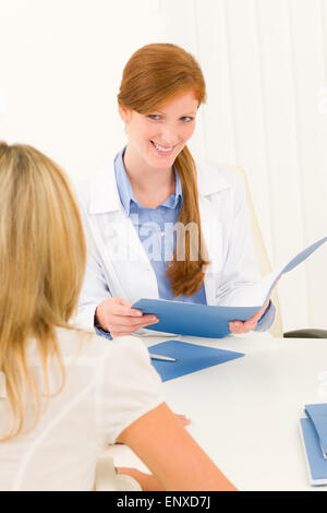Weiblichen Arzt Absprache mit Patienten im Büro Stockfoto