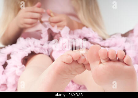 Zehen von kleinen Mädchen im studio Stockfoto