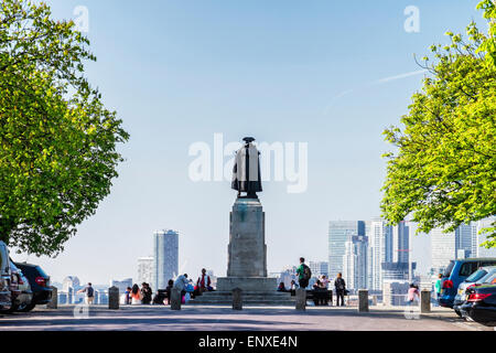 Statue von General James Wolfe in Greenwich Park blickt über den Fluss am Wolkenkratzer in Canary Wharf, London Stockfoto