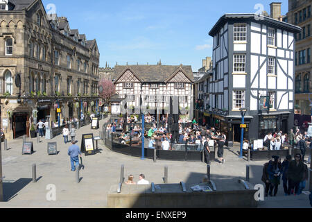 Shambles Square in Manchester. Die alte Wellington Inn und Sinclaires Oyster Bar wurden von ihrem ursprünglichen Speicherort 1999 zog. Stockfoto