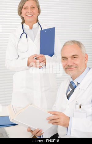 Ärzteteam Oberärztin Berufskollegen Stockfoto