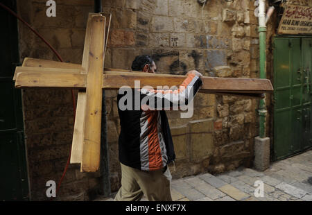 Israel. Jerusalem. Mann mit Holzkreuzen entlang der Via Dolorosa. Altstadt. Stockfoto