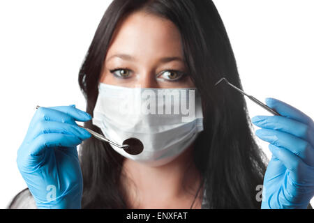 Zahnarzt in Maske mit Werkzeug und Spiegel isoliert Stockfoto