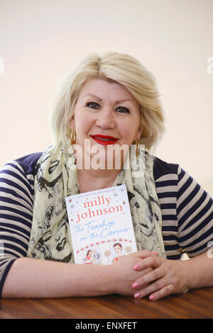 Barnsley basierte Autor Milly Johnson mit einem ihrer Bücher. Bild: Scott Bairstow/Alamy Stockfoto