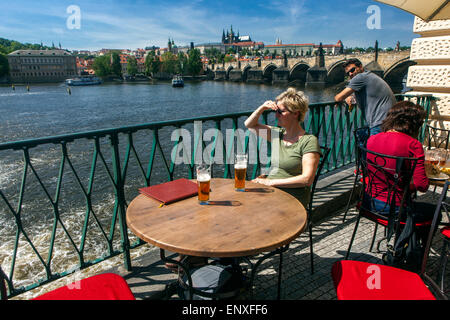 Prager Restaurant People, Prager Terrasse mit Panoramablick auf die Karlsbrücke Moldau, Sommer, Prager Burg Blick auf die Tschechische Republik Stockfoto