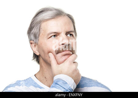 nachdenklicher Reife kaukasischen Mann isoliert auf weiss Stockfoto
