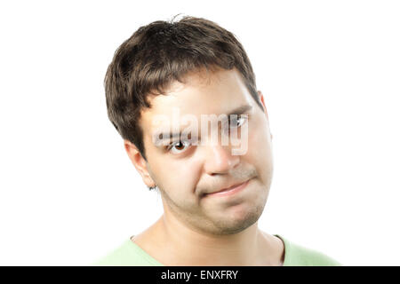 junger Mann sucht skeptisch isoliert auf weiss Stockfoto