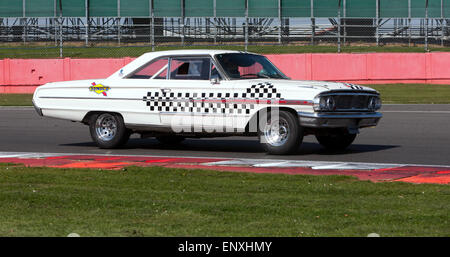 Ford Galaxie 500, Rennwagen wird bei der Silverstone Classic Media Day auf die Probe gestellt. Stockfoto