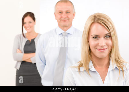 Business Team glücklich stehen in Linie Porträt Stockfoto