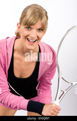 Tennis Spieler Frau jung lächelnd dienen Schläger Stockfoto