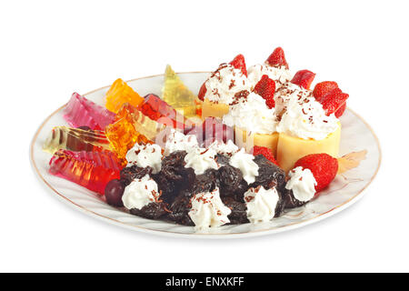 Süße Pfannkuchen mit Erdbeere, Kirsche, Gelee und Pflaumen Stockfoto