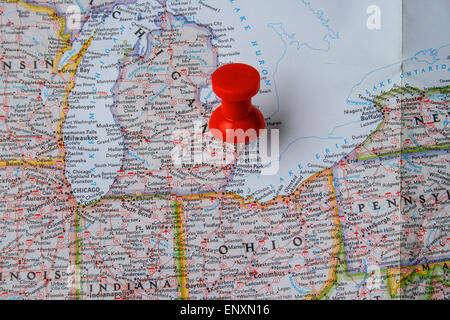 Red pin auf der Karte der USA zeigt in Detroit, Michigan Stockfoto