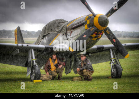 2. Weltkrieg Re-enactment Unterschlupf unter einem p-51 Mustang während der Flying Legends zeigen im RAF Duxford Stockfoto