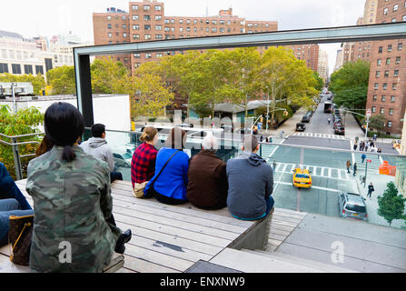 USA, New York, Manhattan, Sitzplätze am 26. Straße anzeigen Sporn auf lineare High Line Park auf einer stillgelegten erhöhte Eisenbahn Verkehr auf der Straße unten beobachten. Stockfoto