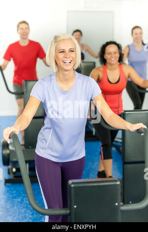 Junge Fitness Frau am Laufband laufen Klasse Stockfoto