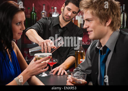 Barkeeper cocktail Freunde mit Drink schütteln Stockfoto