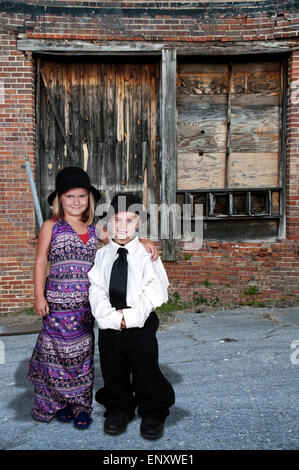 Jungen und Mädchen in übergroße Kleidung Stockfoto