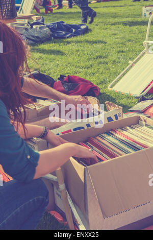 Junge Hipster Mädchen Second-Hand Vinyl in Kisten durchsuchen Stockfoto