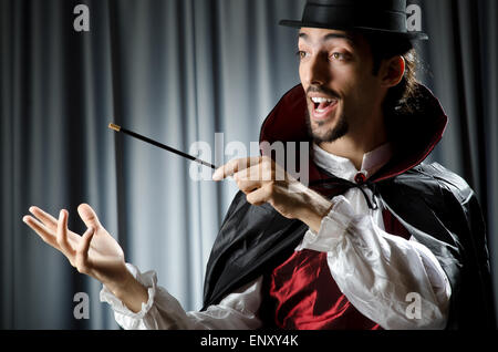 Zauberer macht Tricks auf weiß Stockfoto