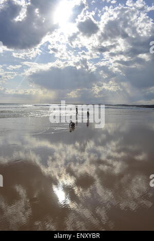 Zwischen Himmel & Erde, Kinder am Strand, Golden Beach, blauer Himmel, Sonne reflektiert, Wellen, Stockfoto