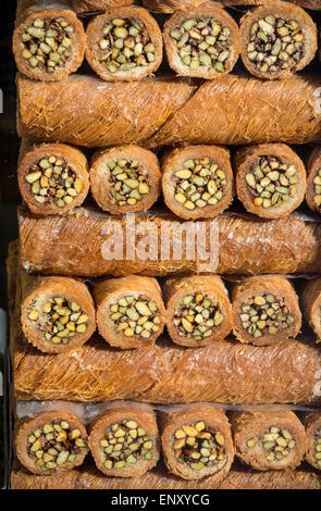 Kadayif, Rollen mit Honig getränkt, geschreddert Blätterteig gefüllt mit Nüssen. Ein traditionelles türkisches Dessert in einem Schaufenster in Istanbul. Stockfoto