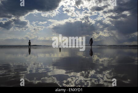 Zwischen Himmel & Erde, Kinder am Strand, Golden Beach, blauer Himmel, Sonne reflektiert, Wellen, Stockfoto