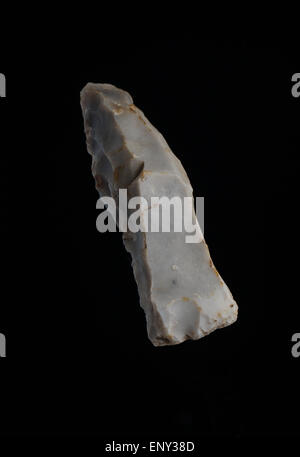 Prähistorische Steinaxt, auf schwarzem Hintergrund isoliert Stockfoto