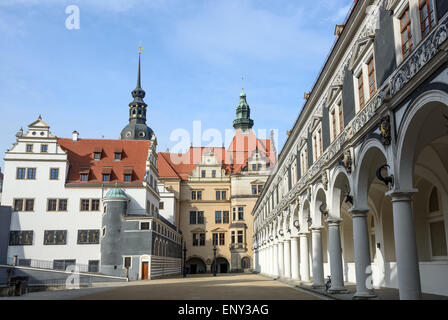 Blick auf Stallungen Innenhof (Stallhof) in Richtung Bundeskanzleramt, George Gate und Hausmannsturm Turm der Dresdner Residenzschloss, Sachsen, Stockfoto