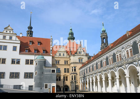 Blick auf Stallungen Innenhof (Stallhof) in Richtung Bundeskanzleramt und George Tor der Dresdner Residenzschloss, Sachsen, Deutschland. Stockfoto