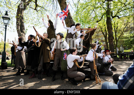 Brighton, UK. 12. Mai 2015. Studenten an der BRIT School führen Shakespeares Henry V zur Audienz im Freien im Garten Pavillon Cafe in Brighton heute als Bestandteil der Brighton Fringe Festival 2015 Kredit: Simon Dack/Alamy Live News Stockfoto