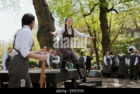 Brighton, UK. 12. Mai 2015. Studenten an der BRIT School führen Shakespeares Henry V zur Audienz im Freien im Garten Pavillon Cafe in Brighton heute als Bestandteil der Brighton Fringe Festival 2015 Kredit: Simon Dack/Alamy Live News Stockfoto