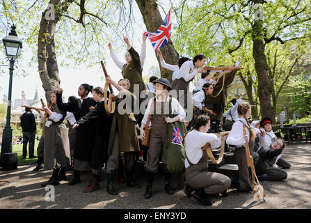 Brighton, UK. 12. Mai 2015. Studenten der BRIT School durchführen Shakespeares Heinrich V zu einer Outdoor Publikum an der Pavilion Gardens Cafe in Brighton heute als Teil der Brighton Fringe Festival 2015: Simon Dack/Alamy leben Nachrichten Stockfoto