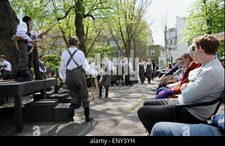 Brighton, UK. 12. Mai 2015. Studenten an der BRIT School führen Shakespeares Henry V zur Audienz im Freien im Garten Pavillon Cafe in Brighton heute als Bestandteil der Brighton Fringe Festival 2015 Kredit: Simon Dack/Alamy Live News Stockfoto