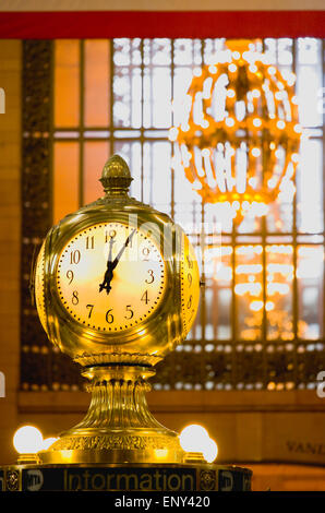 USA, New York, Manhattan, die zentralen Informationen vier doppelseitige Uhr im Grand Central Terminal Haupthalle. Stockfoto