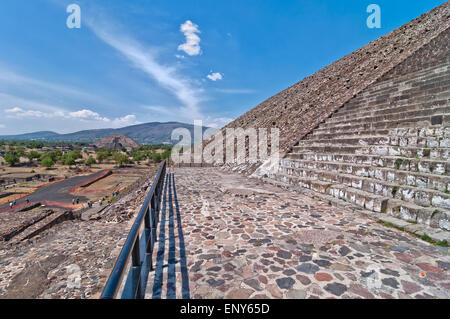Blick auf die Straße der Toten und die Pyramide des Mondes, aus der Pyramide der Sonne in Teotihuacan, Mexiko Stockfoto