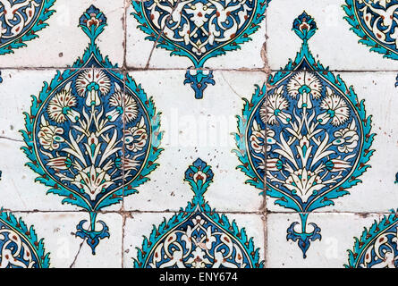 17. Jh. Iznik-Fliesen schmücken die Wände der Halle mit einem Brunnen im Harem am Topkapi Palast, Istanbul, Türkei. Stockfoto